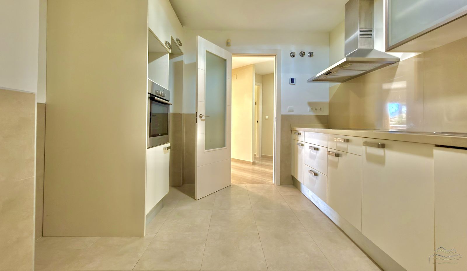 Appartement te koop in de voorkant van het Arenal strand in Javea