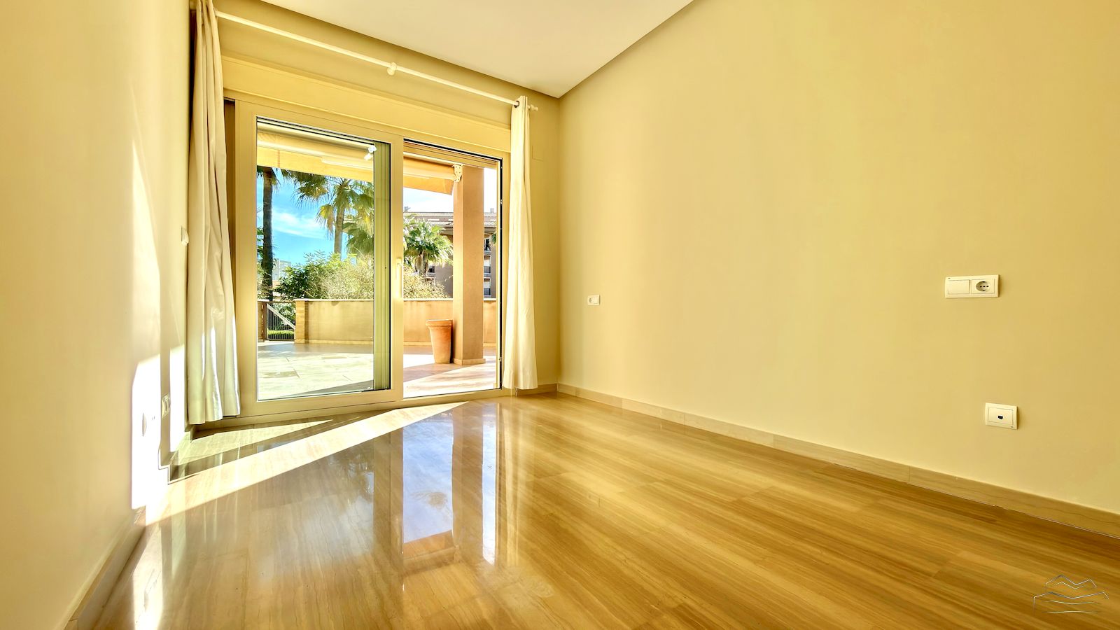 Appartement te koop in de voorkant van het Arenal strand in Javea