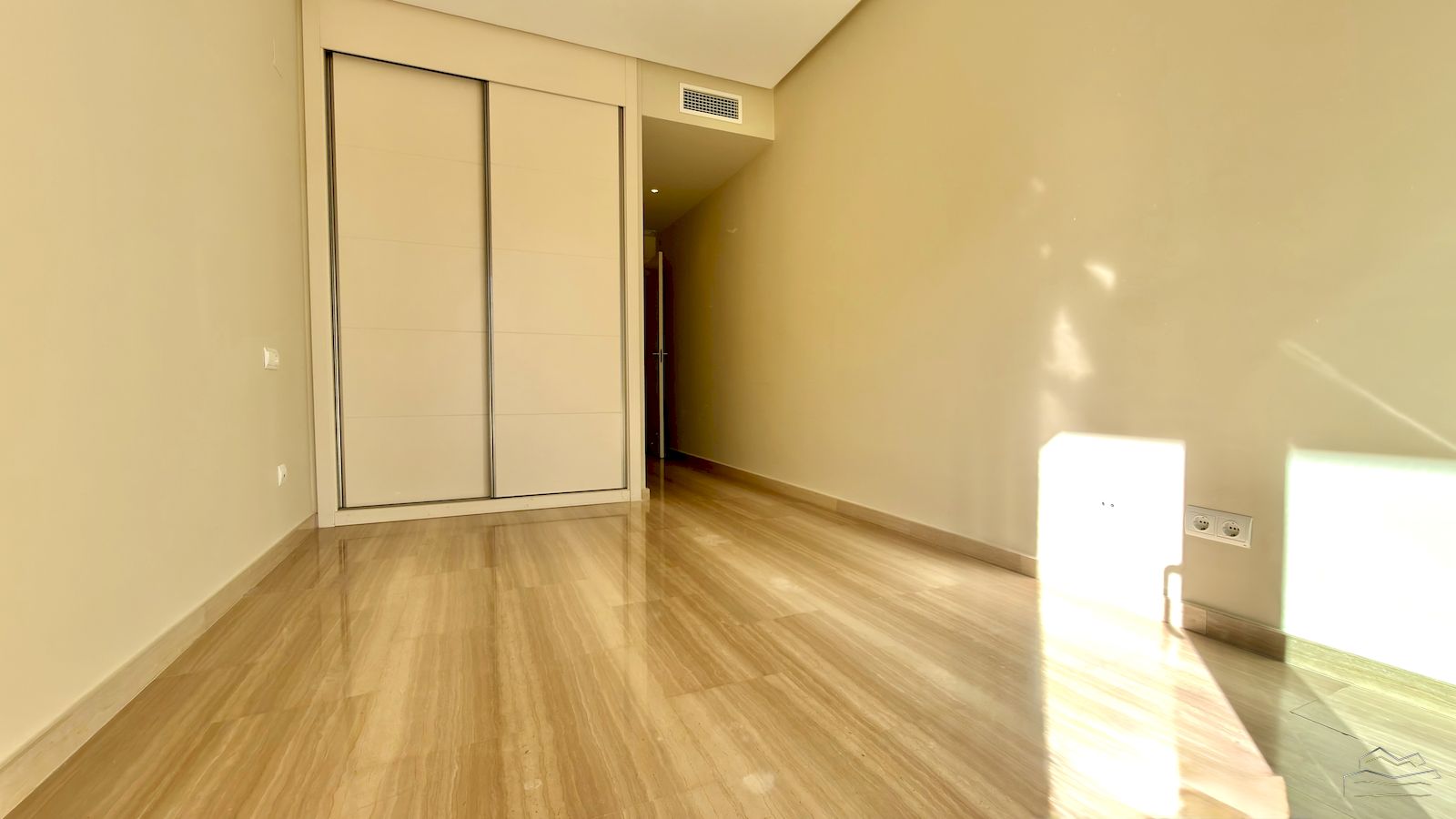 Appartement te koop in de voorkant van het Arenal strand in Javea