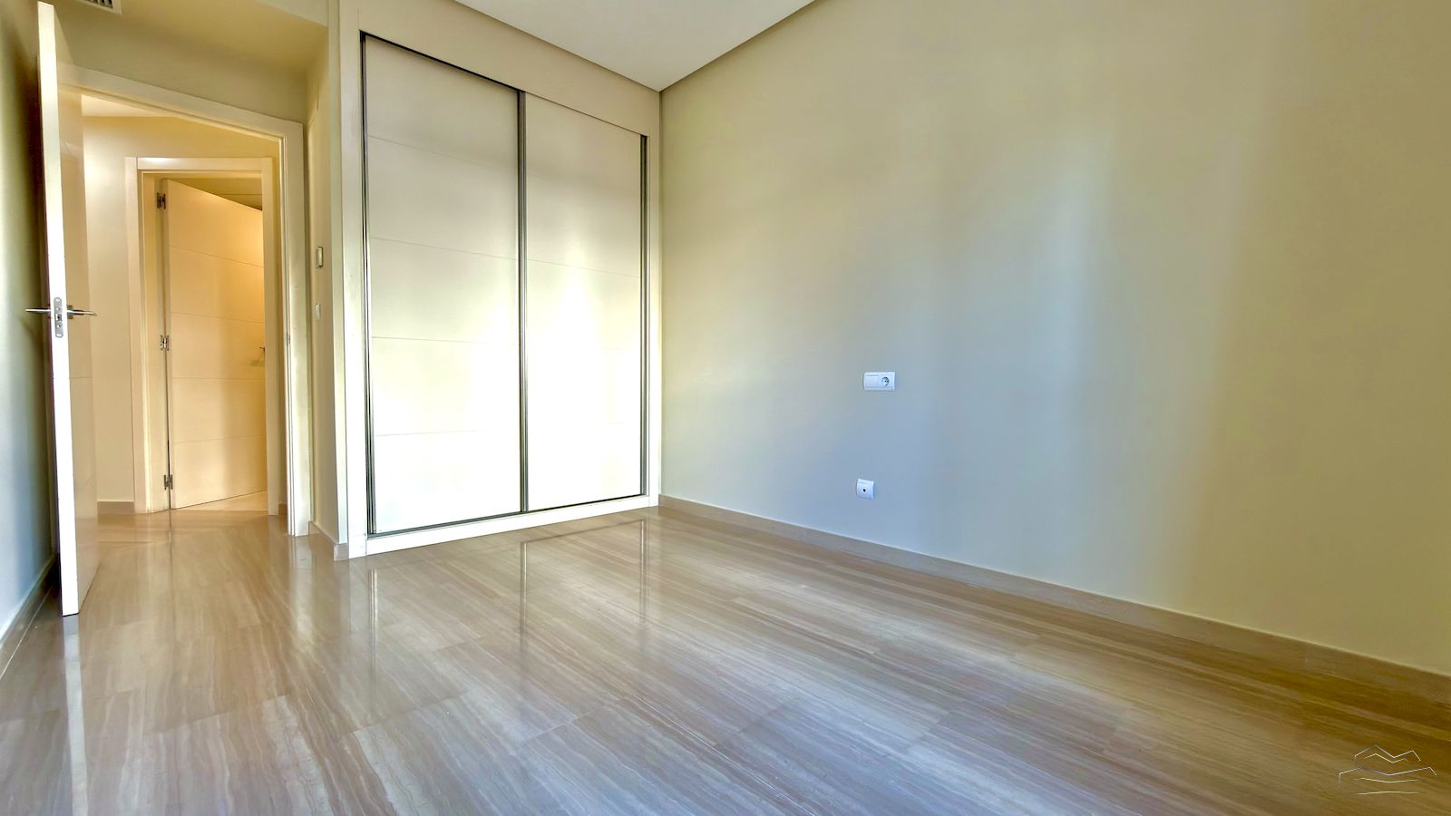 Appartement te koop in de voorkant van het Arenal strand in Javea