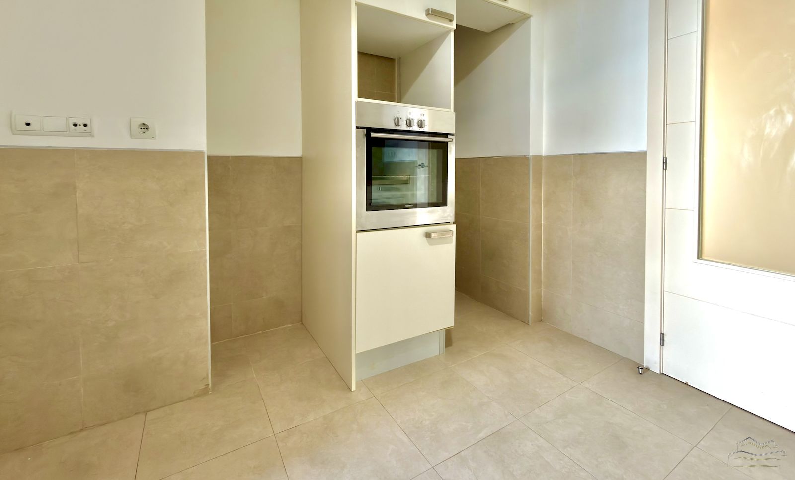 Appartement te koop in de voorkant van het Arenal strand in Javea