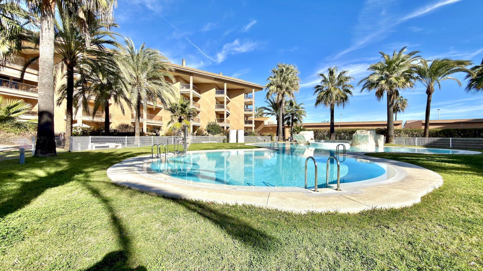 Appartement te koop in de voorkant van het Arenal strand in Javea