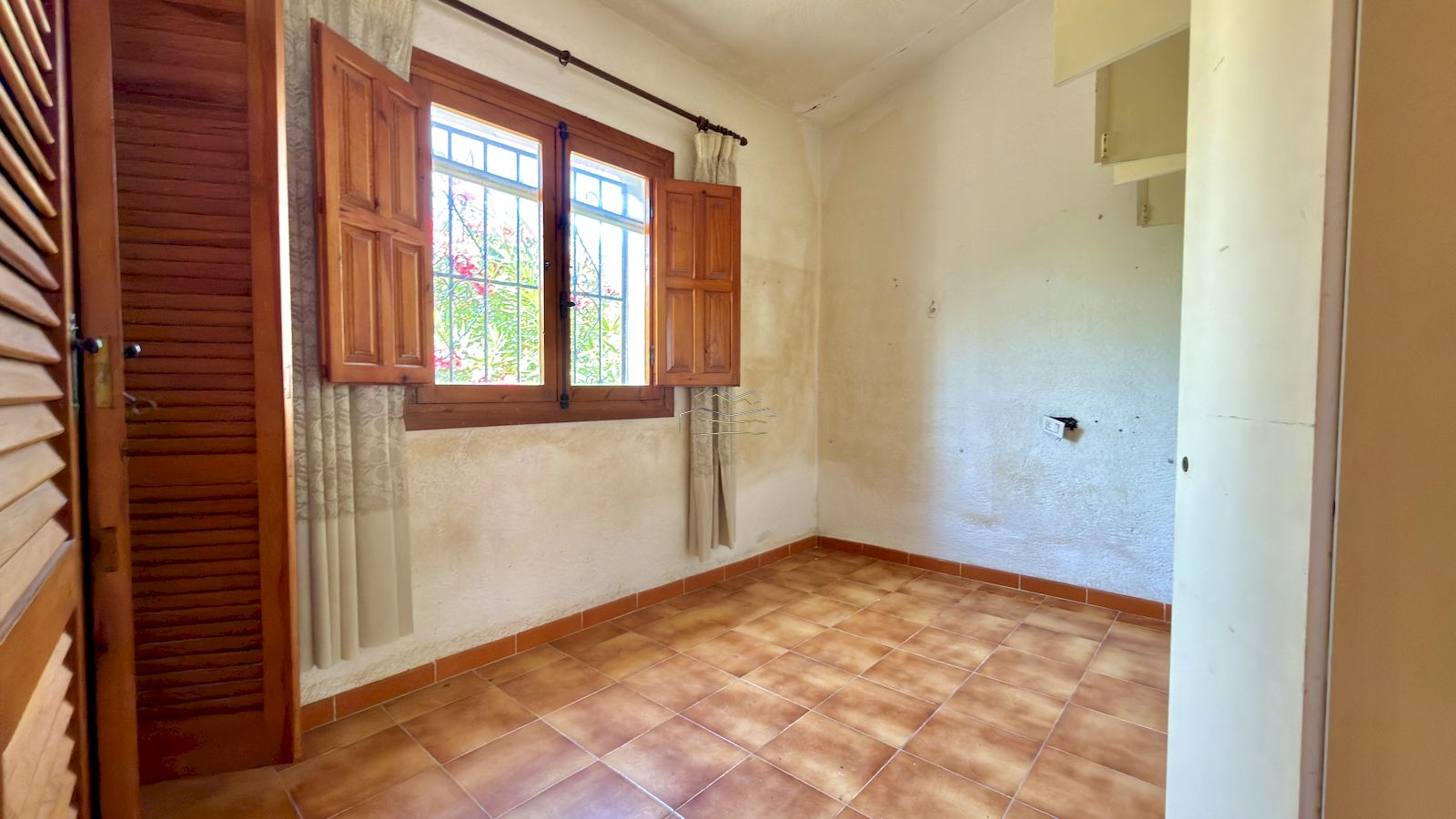 Chalet te renoveren te koop in El Tosalet van Javea