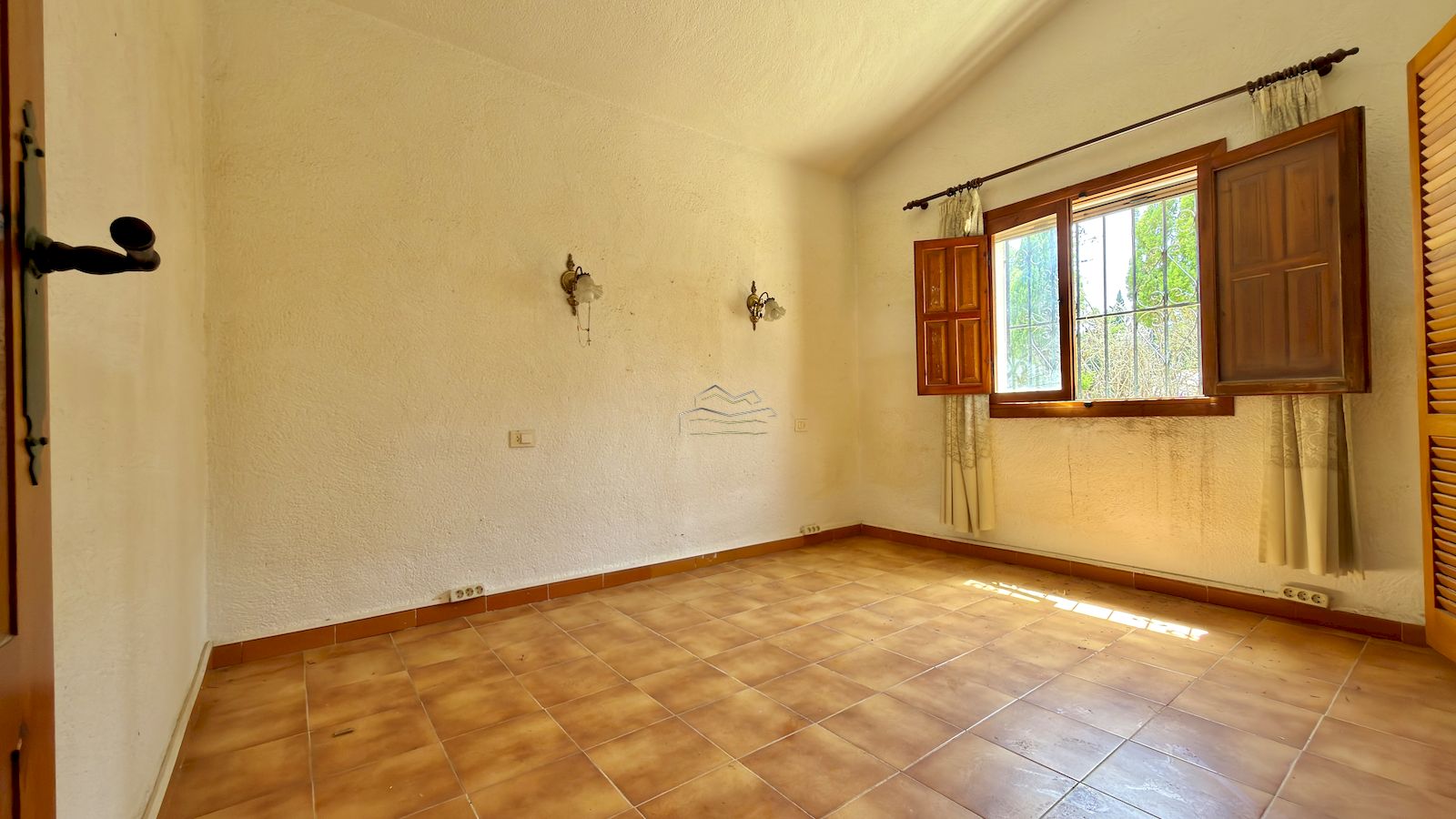 Chalet te renoveren te koop in El Tosalet van Javea