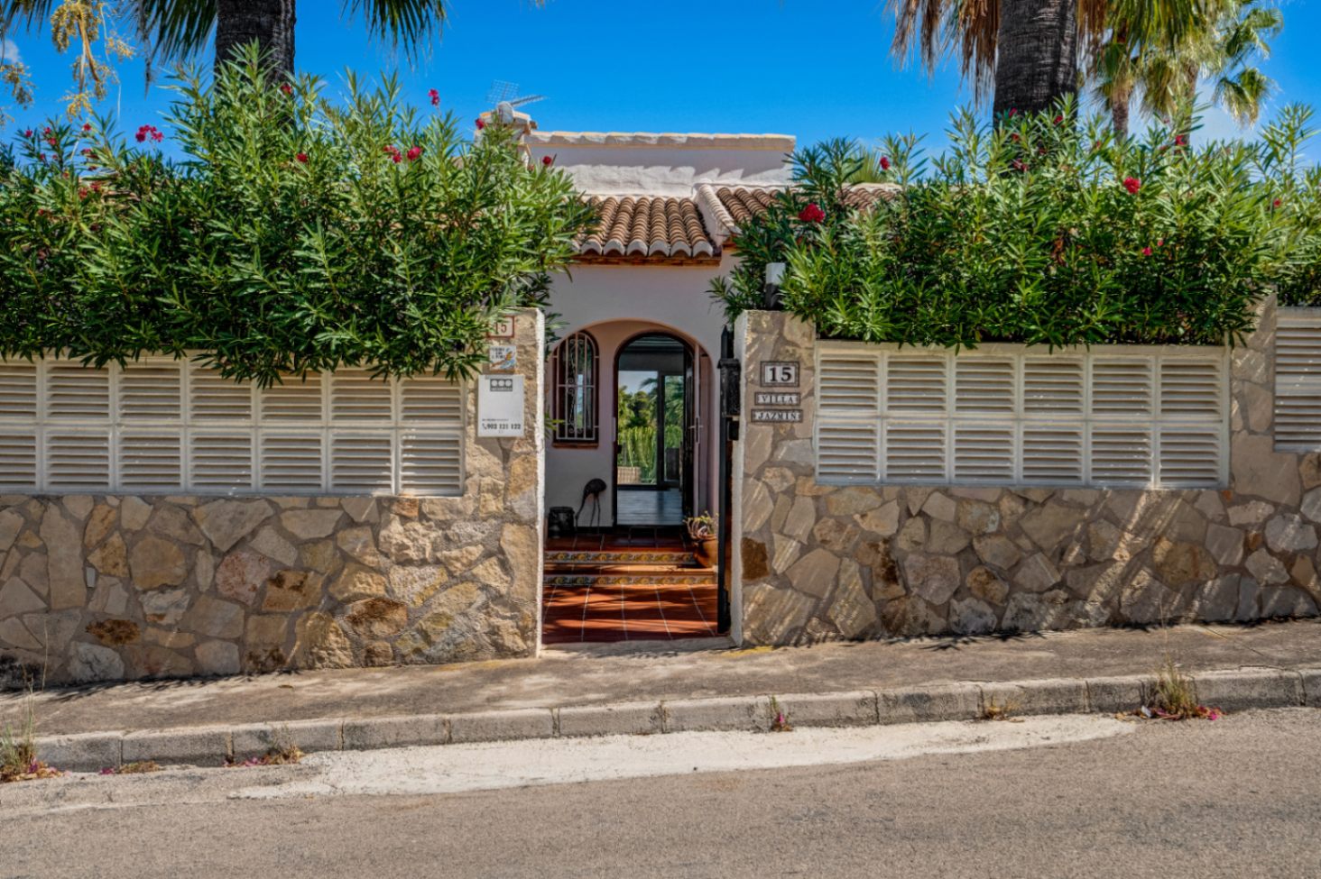 Villa te koop met zeezicht in de beroemde urbanisatie Pinosol de Javea.