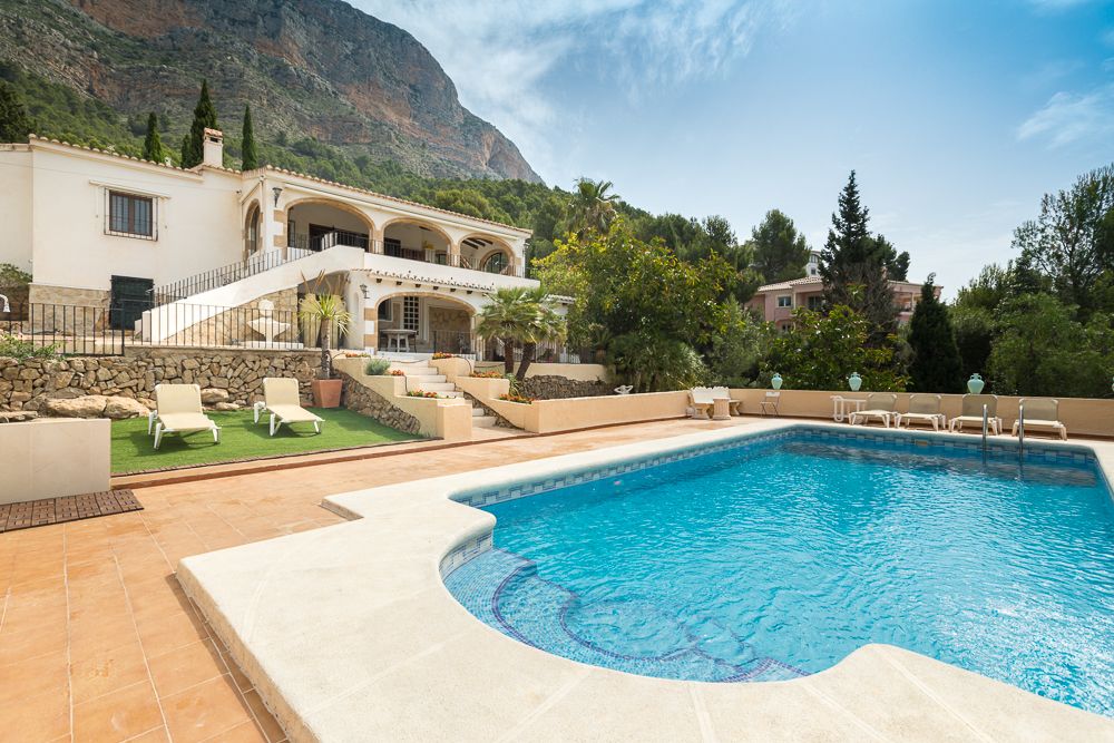 Villa gelegen in de bevoorrechte omgeving van Montgo - met onafhankelijk appartement