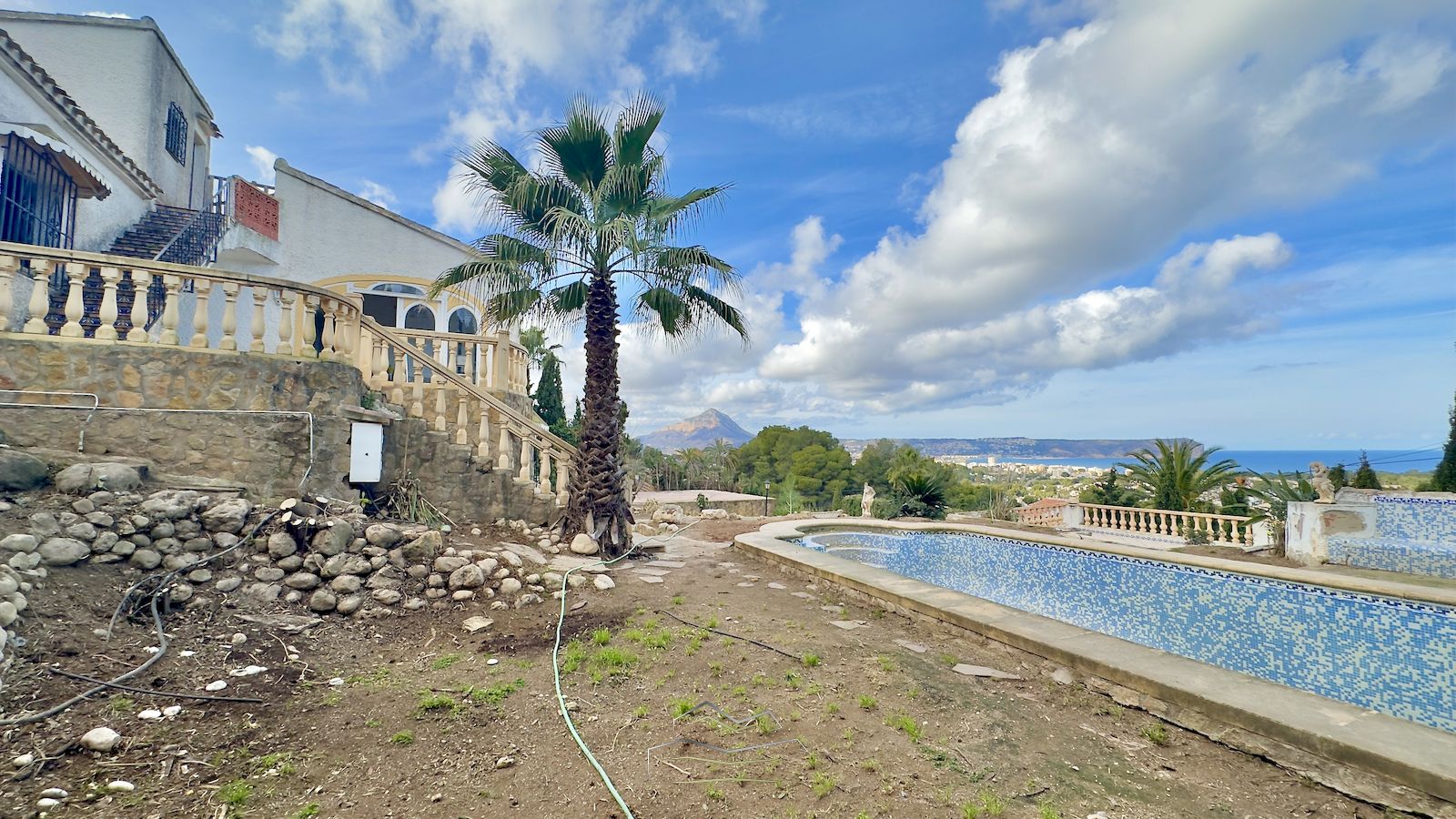 Villa te koop om te renoveren met zeezicht in Javea