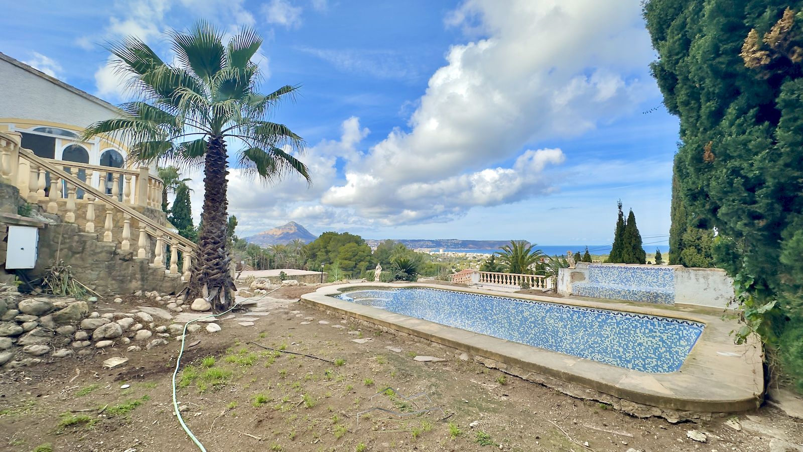 Villa te koop om te renoveren met zeezicht in Javea