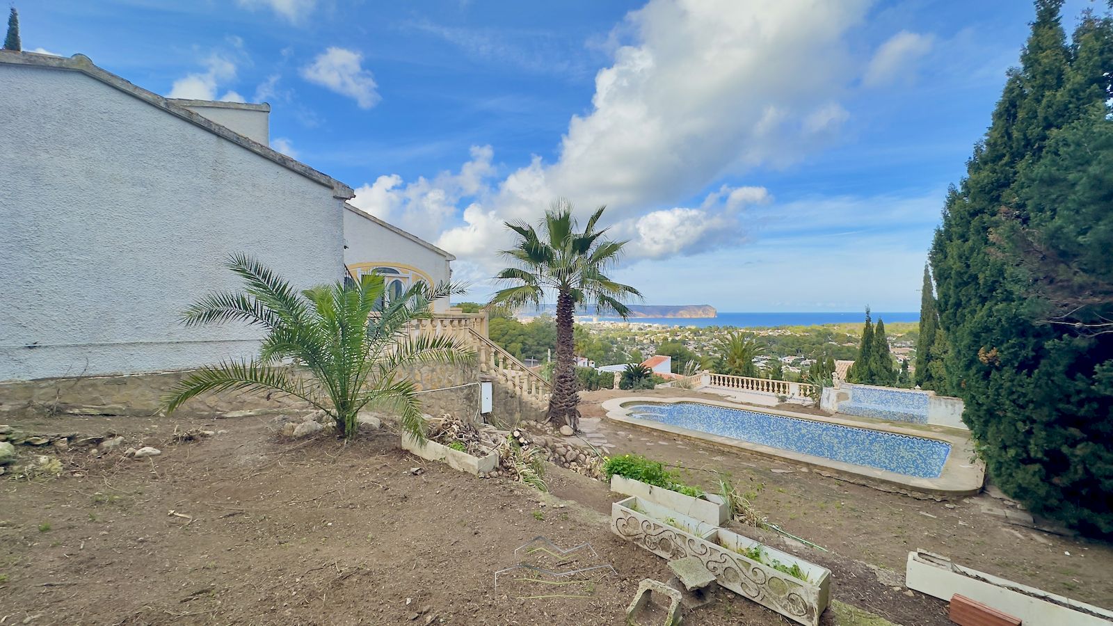Villa te koop om te renoveren met zeezicht in Javea