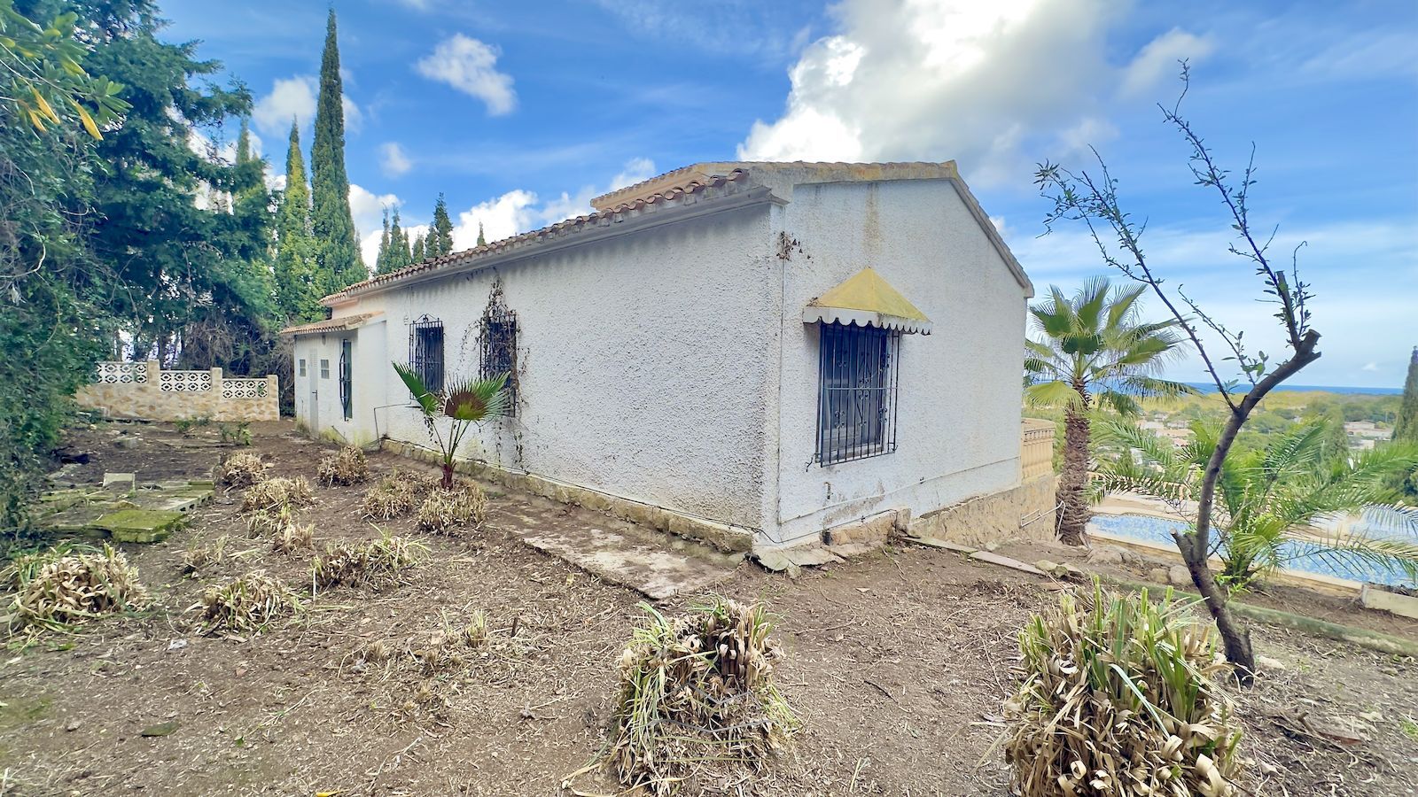 Villa te koop om te renoveren met zeezicht in Javea