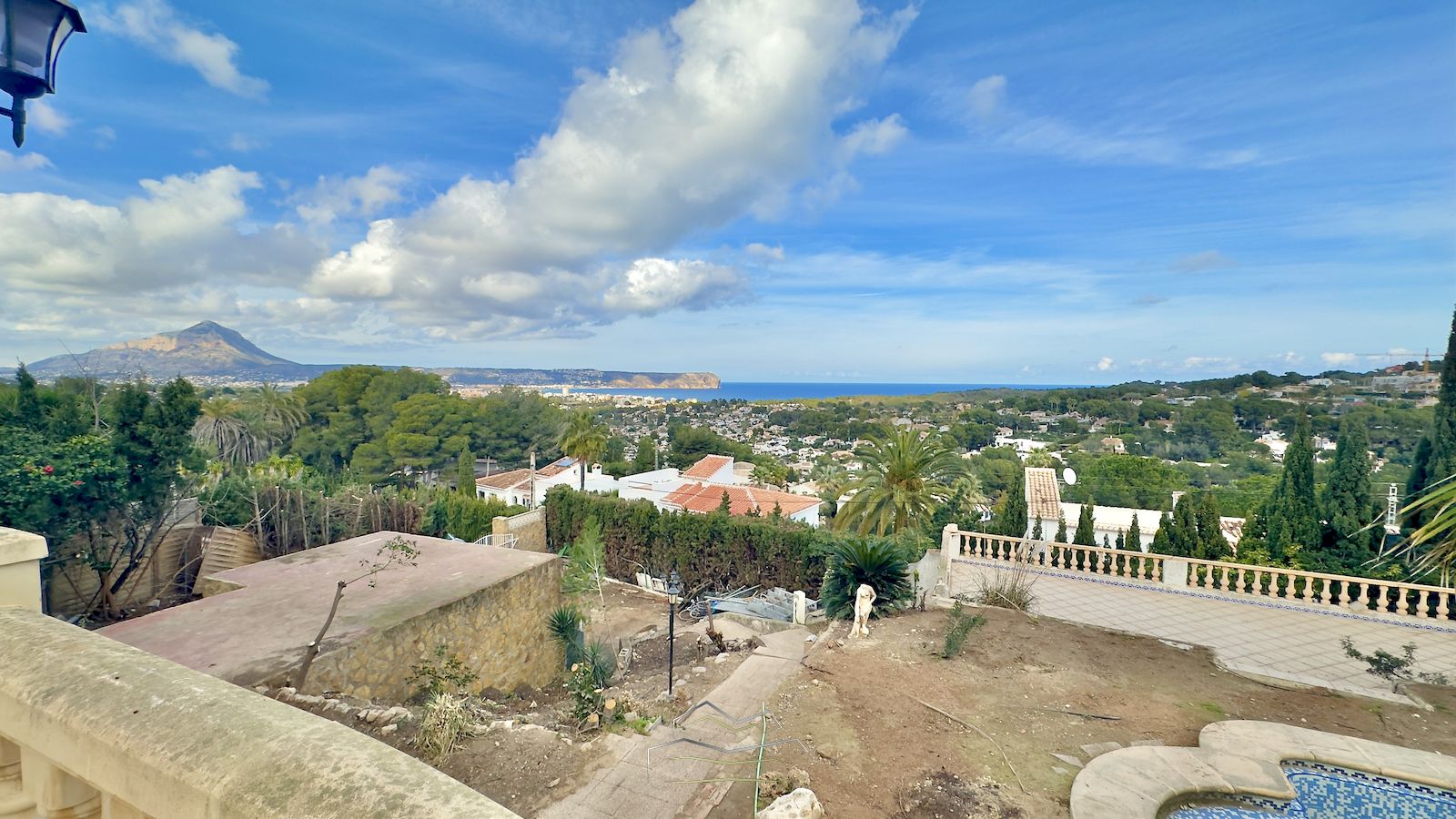 Villa te koop om te renoveren met zeezicht in Javea
