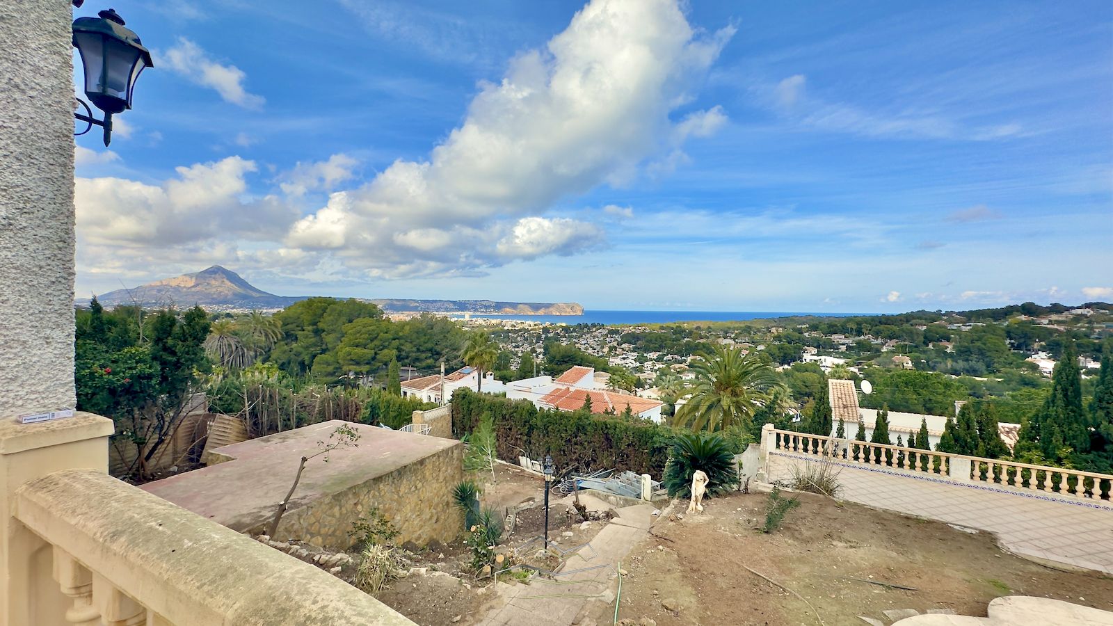 Villa te koop om te renoveren met zeezicht in Javea