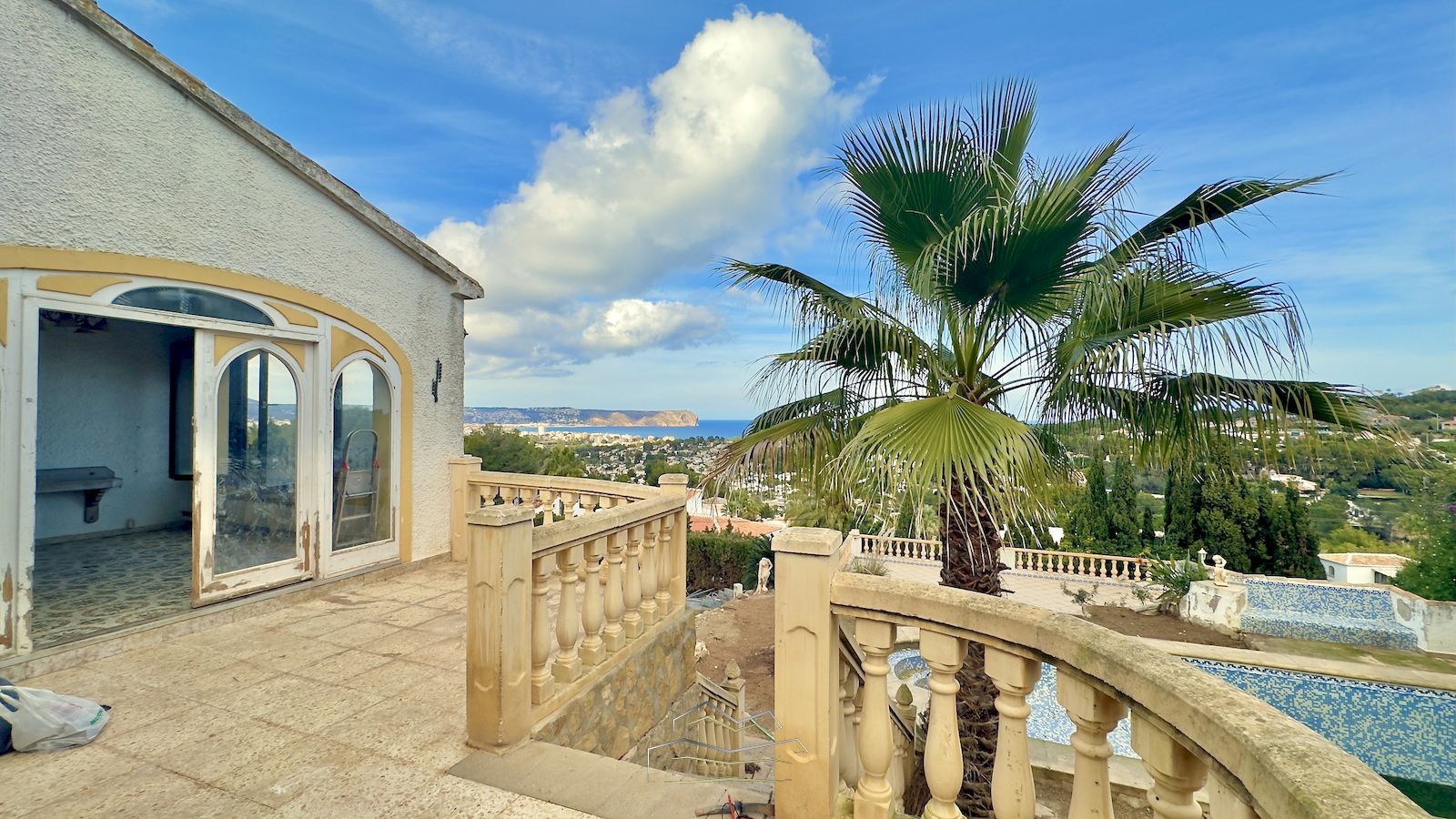 Villa te koop om te renoveren met zeezicht in Javea