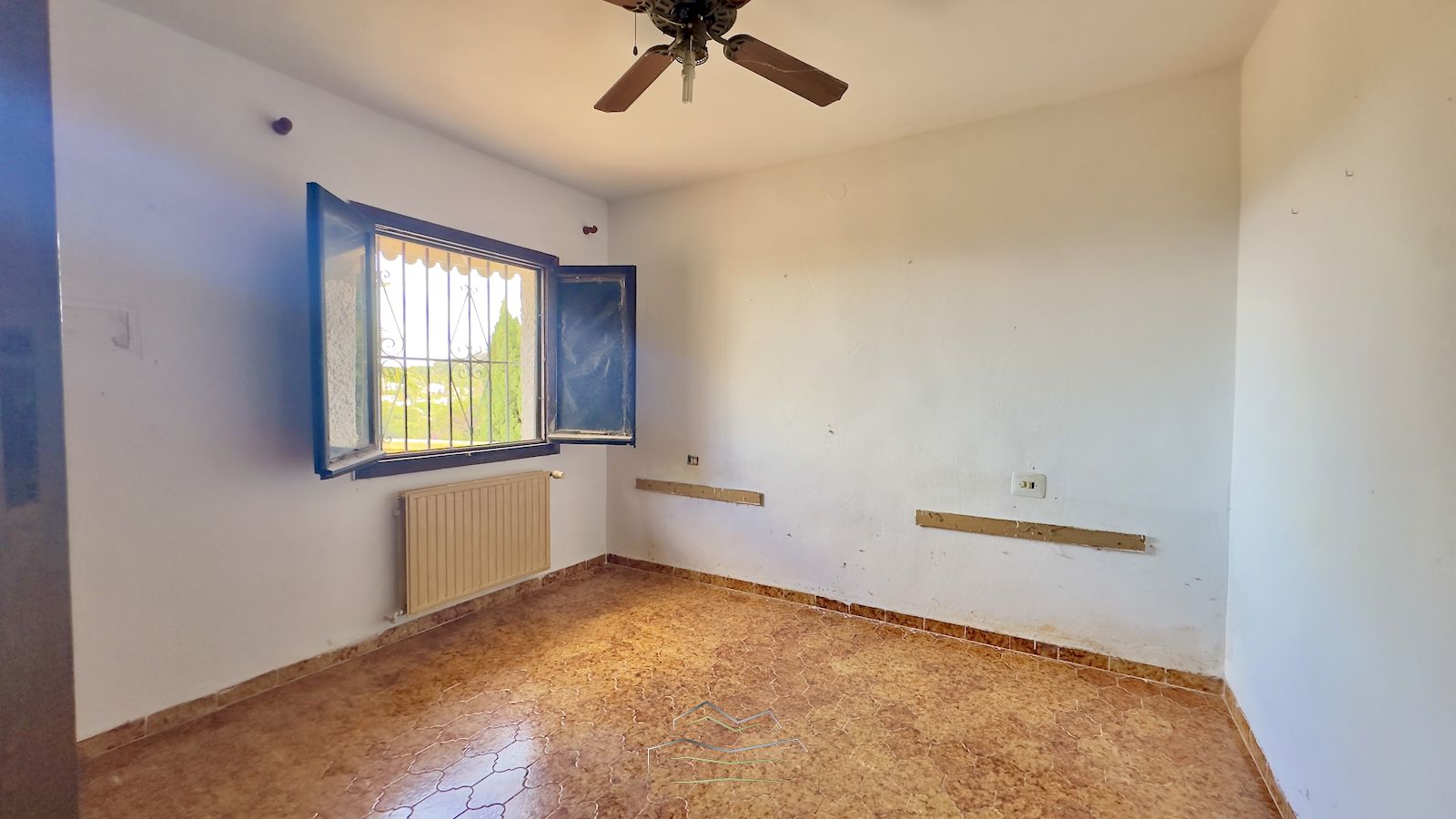 Villa te koop om te renoveren met zeezicht in Javea