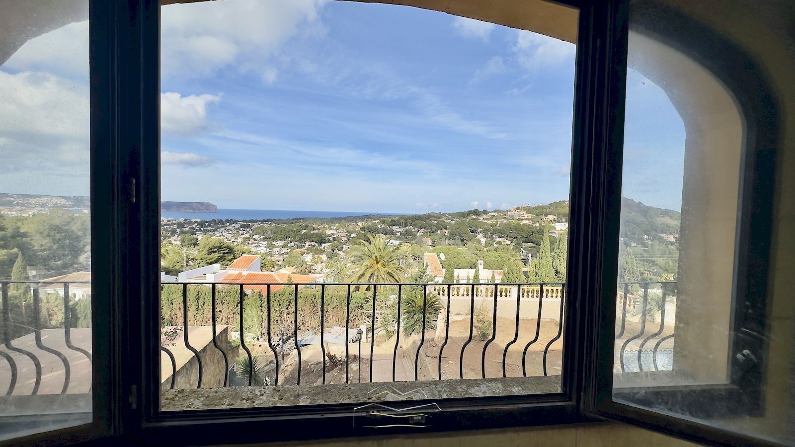 Villa te koop om te renoveren met zeezicht in Javea