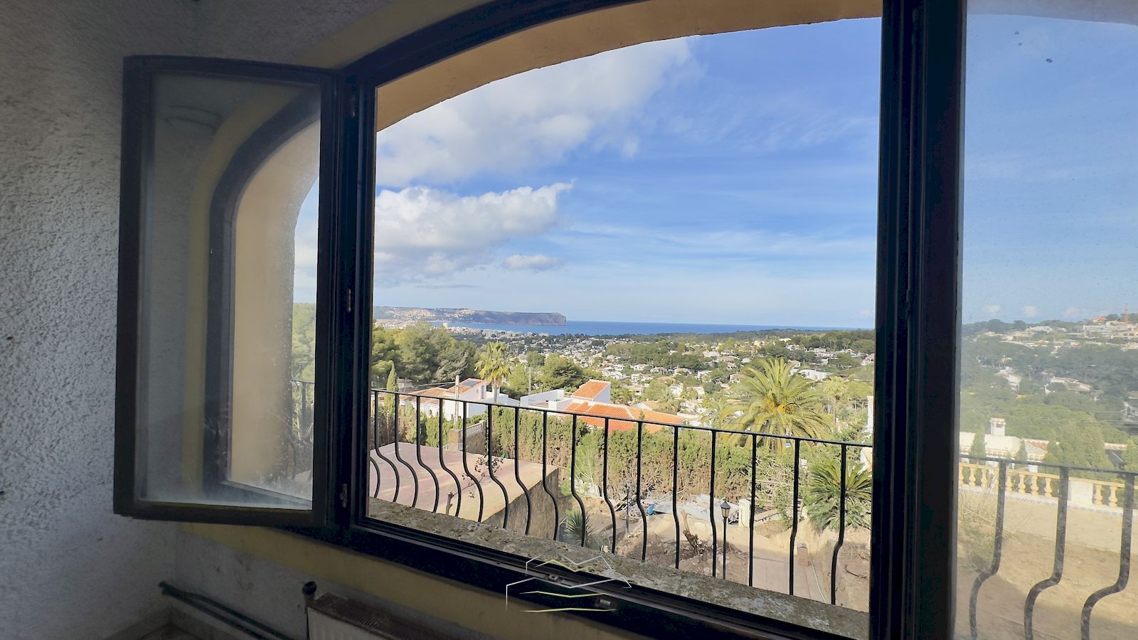 Villa te koop om te renoveren met zeezicht in Javea