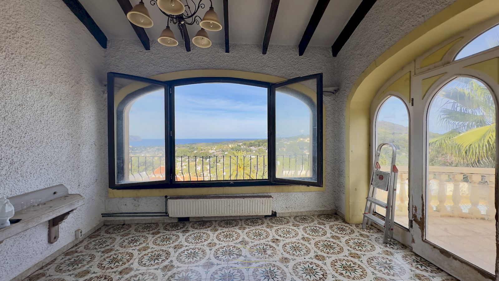 Villa te koop om te renoveren met zeezicht in Javea