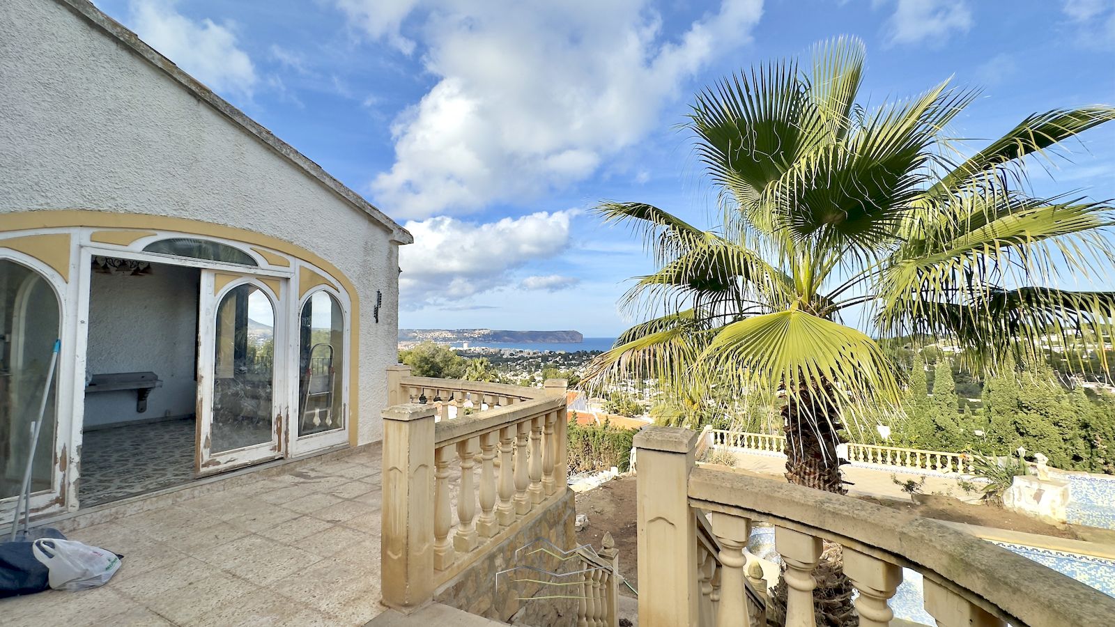 Villa te koop om te renoveren met zeezicht in Javea