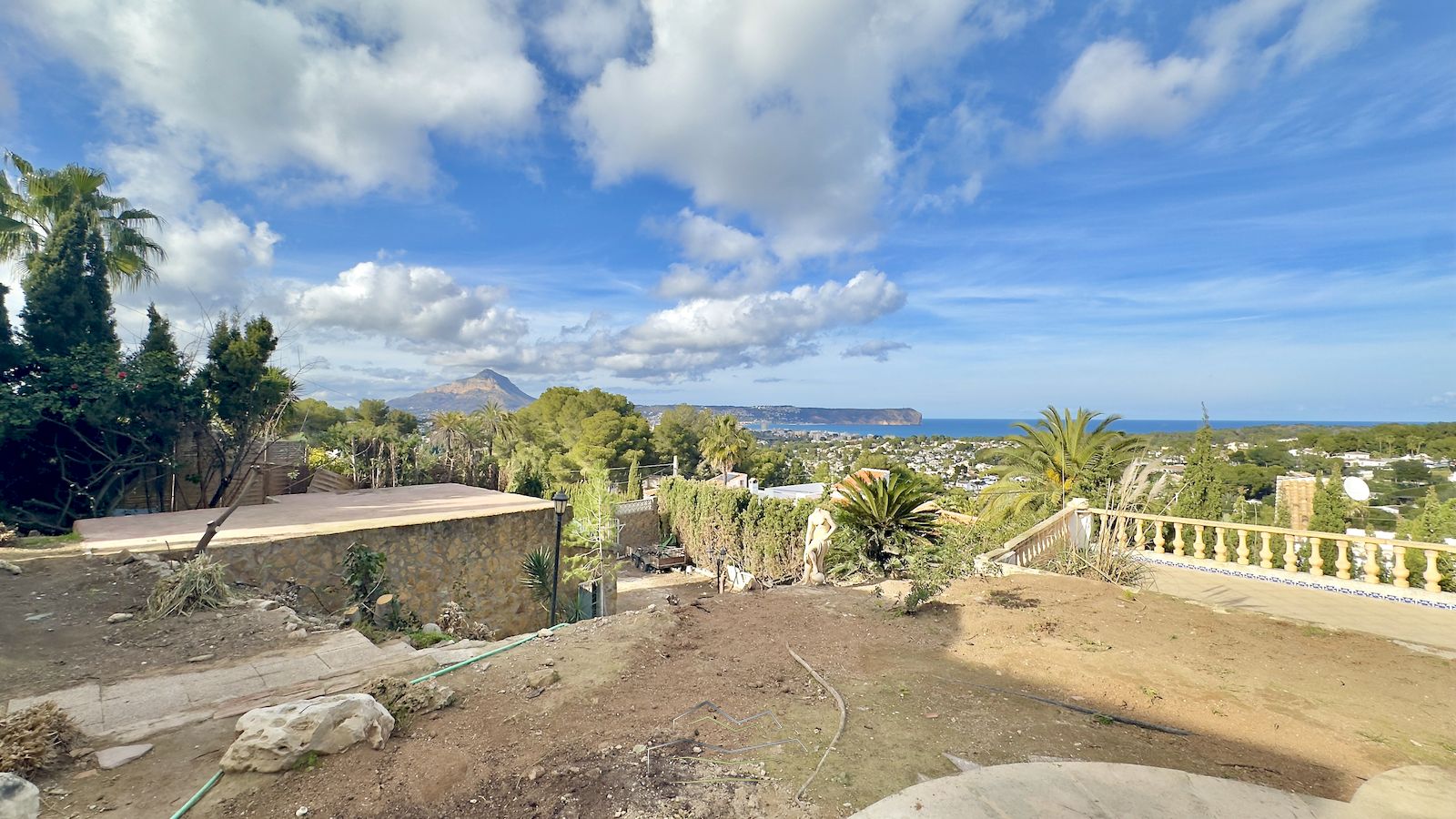 Villa te koop om te renoveren met zeezicht in Javea