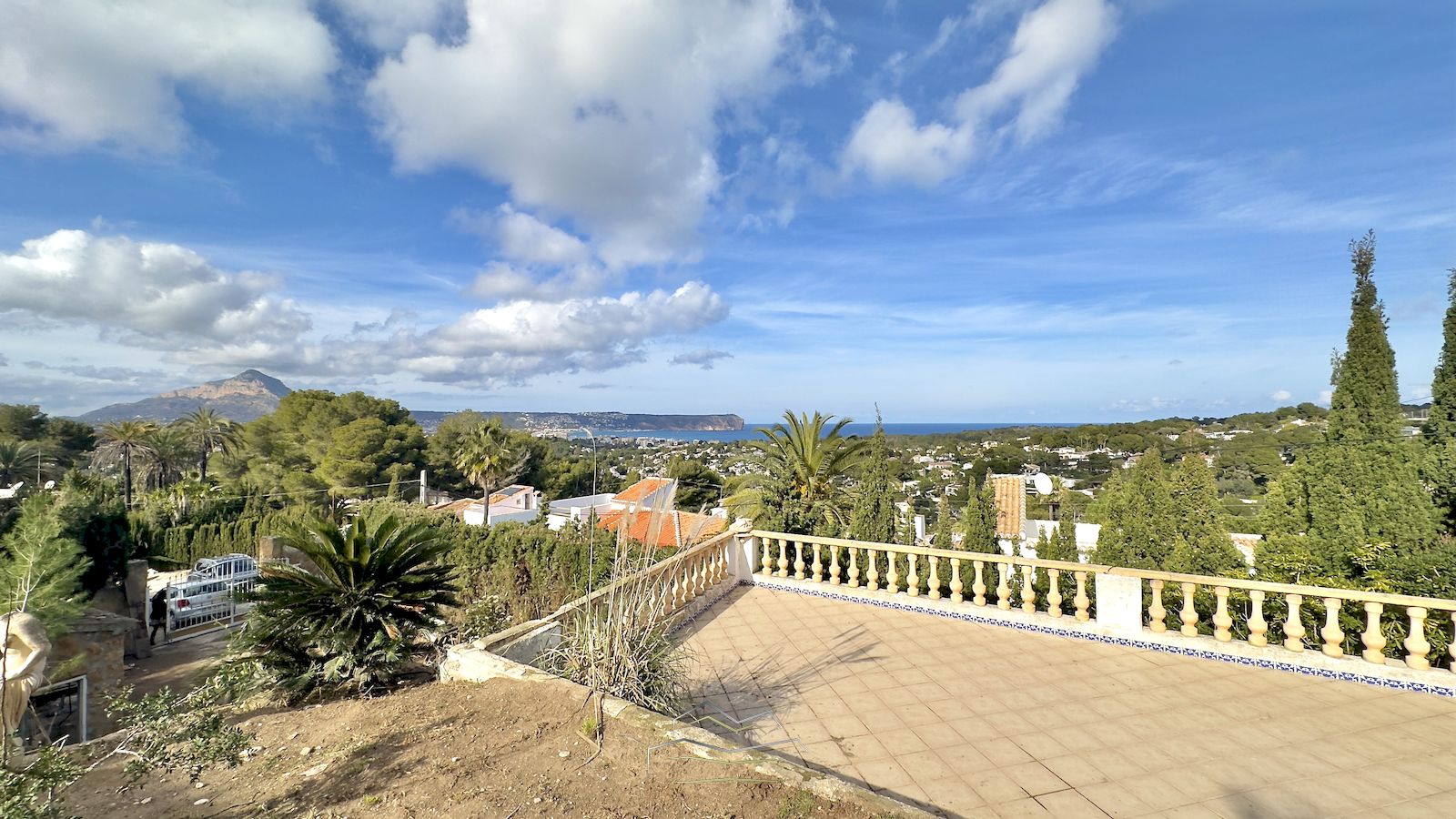 Villa te koop om te renoveren met zeezicht in Javea