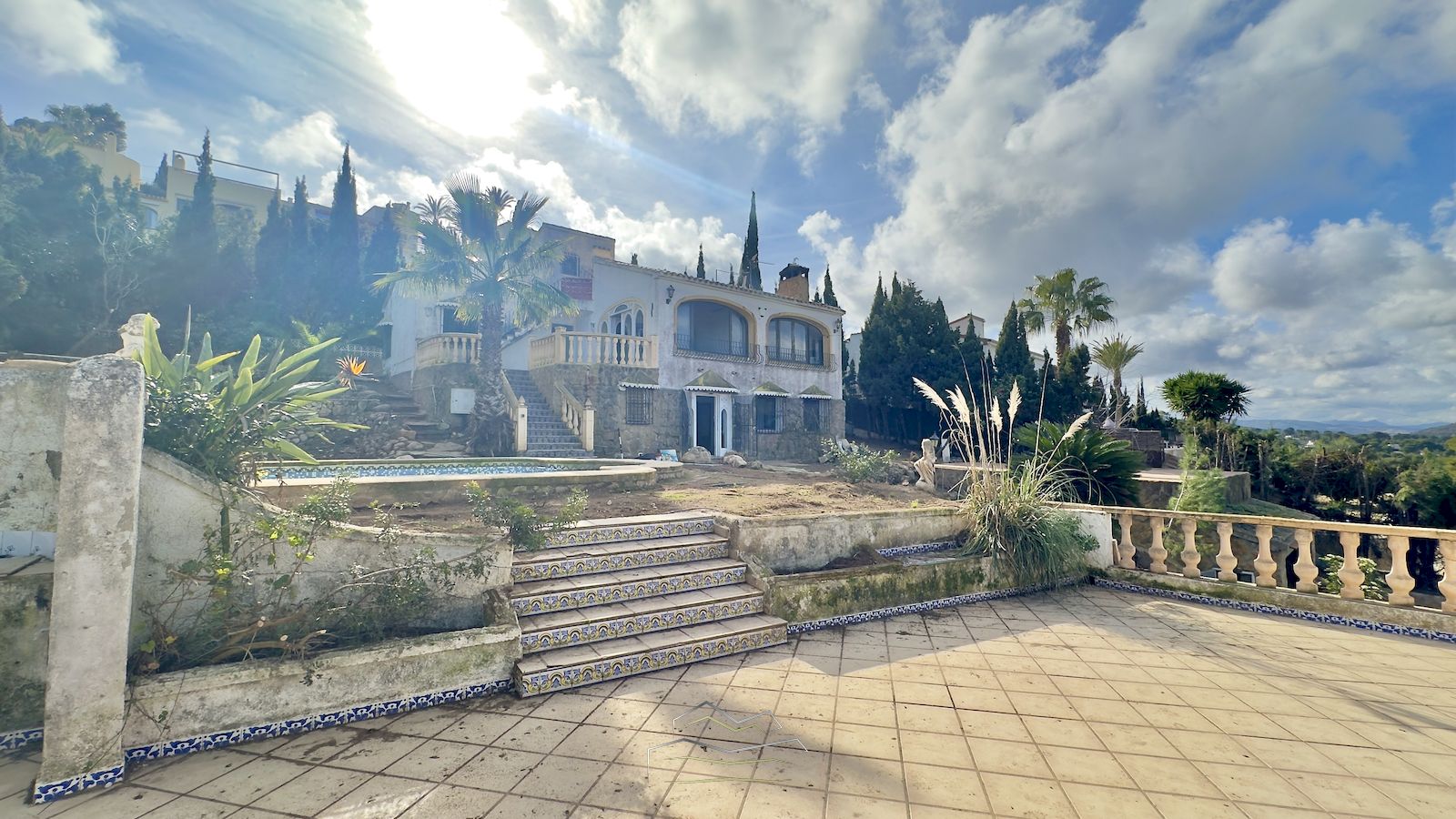 Villa te koop om te renoveren met zeezicht in Javea
