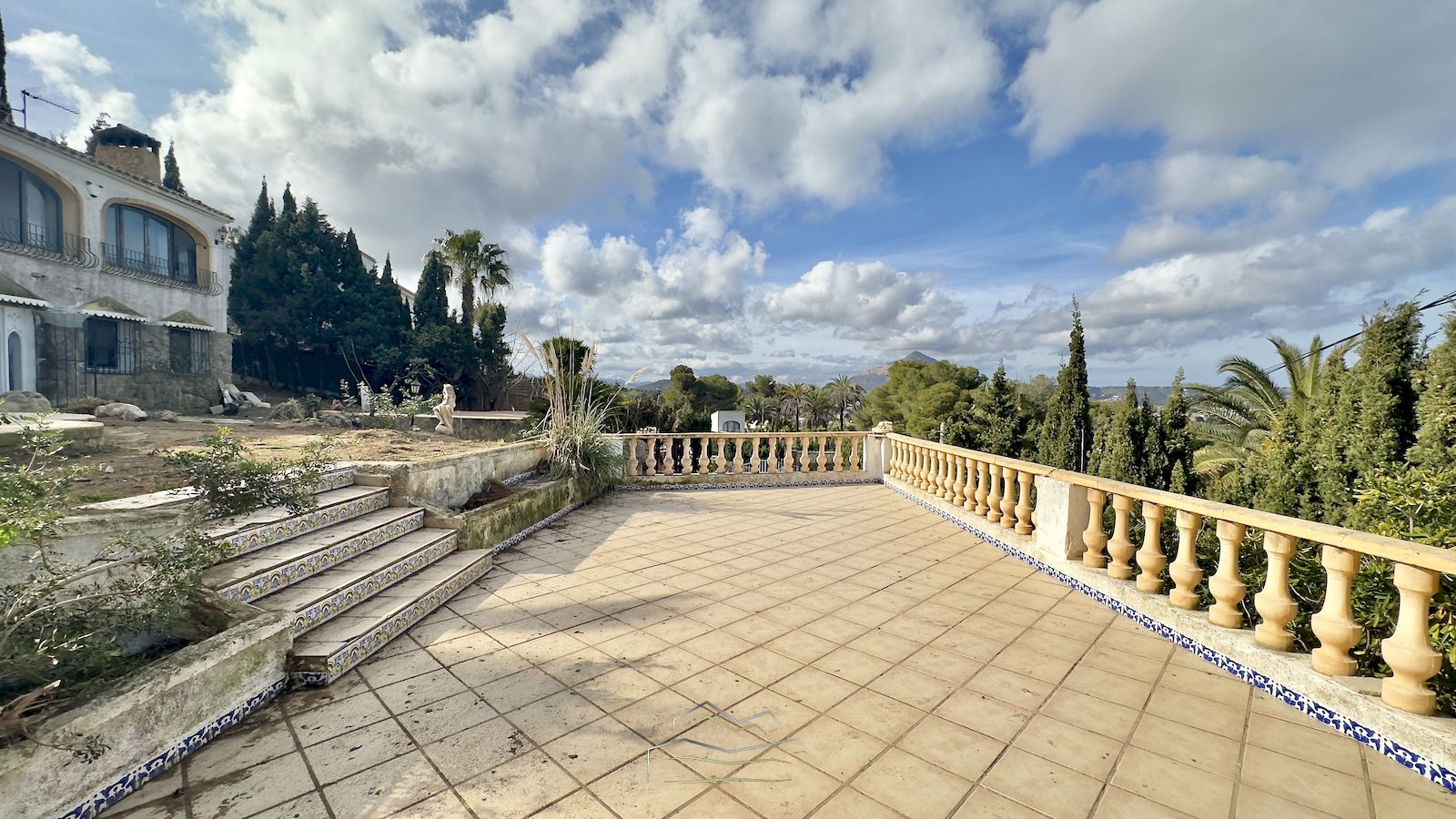 Villa te koop om te renoveren met zeezicht in Javea