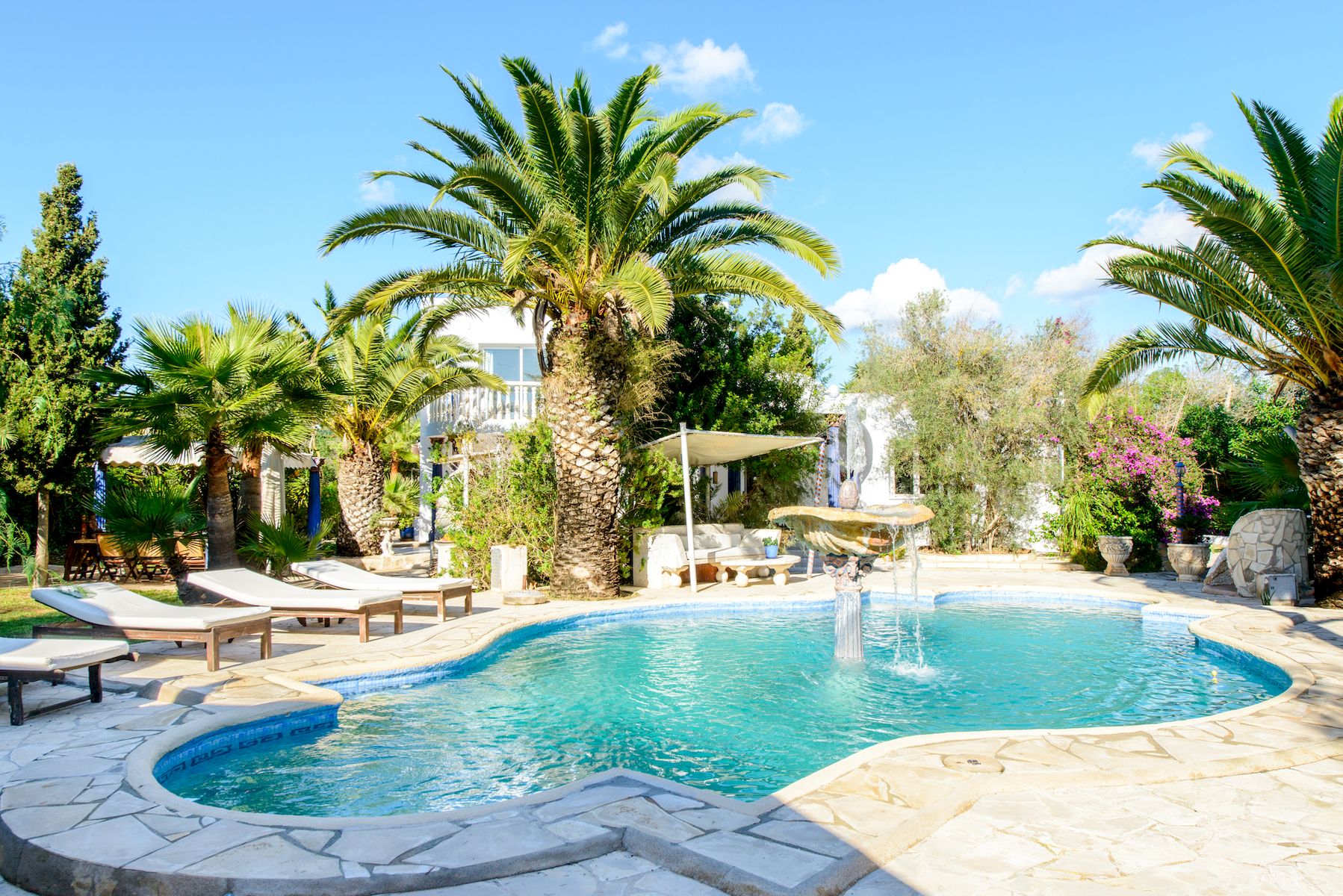Luxe Arabische stijl villa te koop in Ibiza met uitzicht op zee