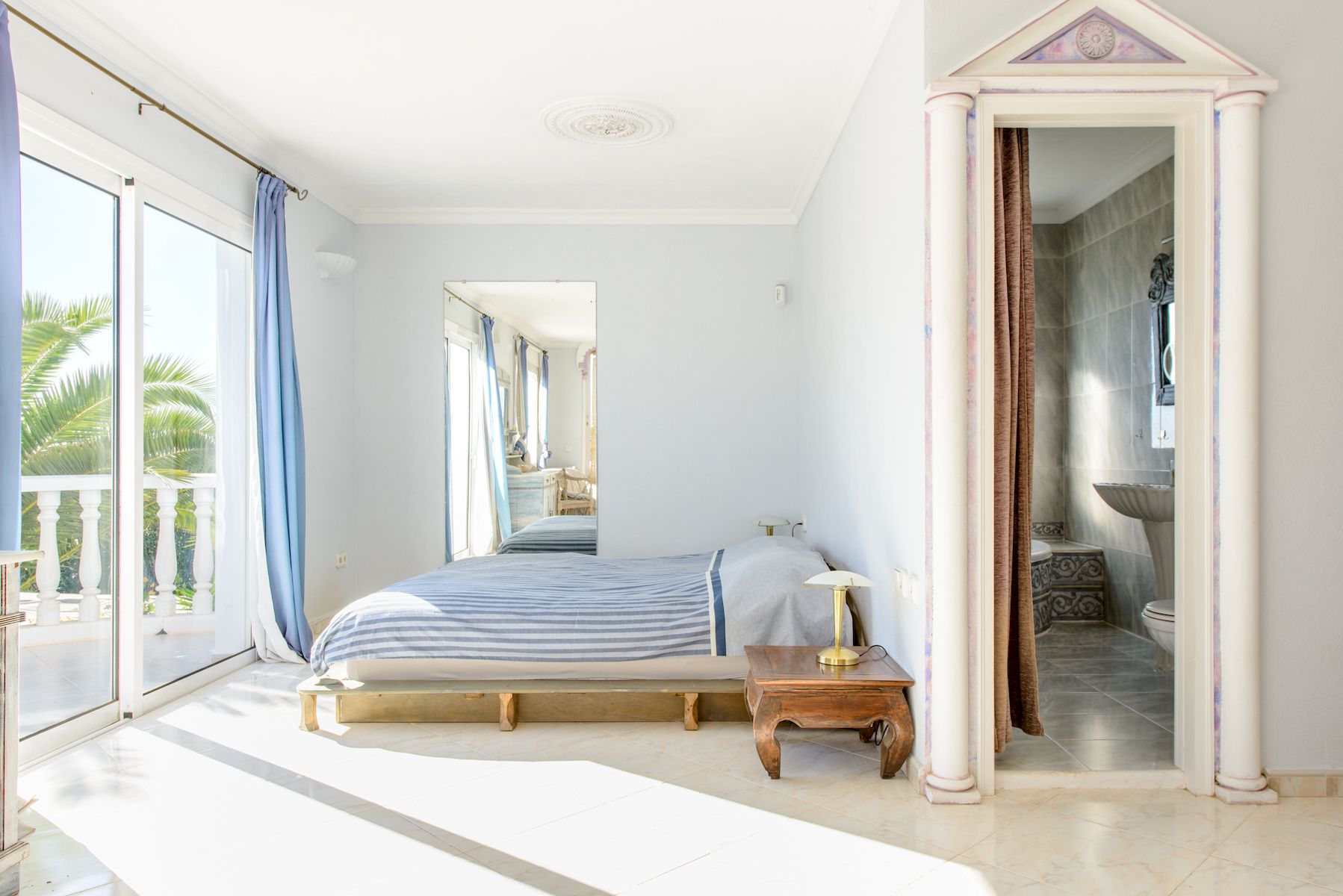 Luxe Arabische stijl villa te koop in Ibiza met uitzicht op zee
