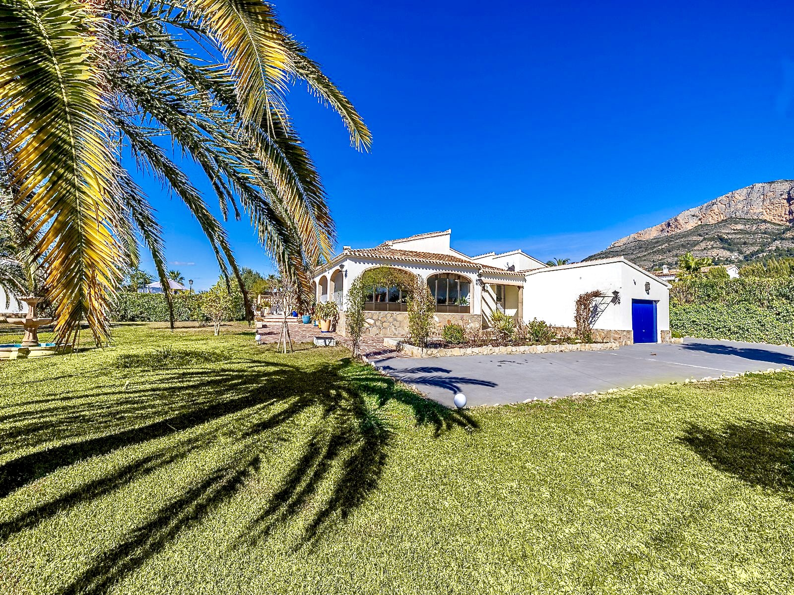 Ruime villa te koop in El Montgo - Javea